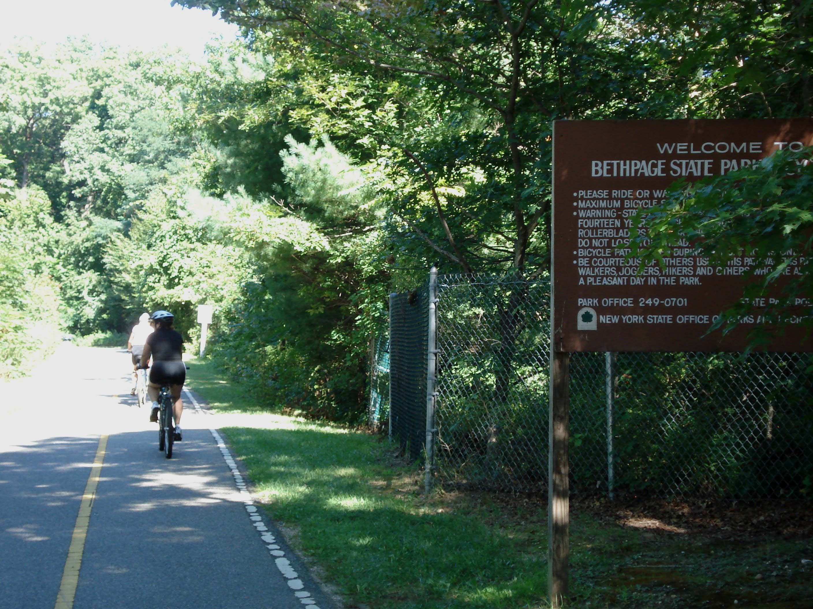 Bethpage_Pkwy_Bike_Path_006.jpg